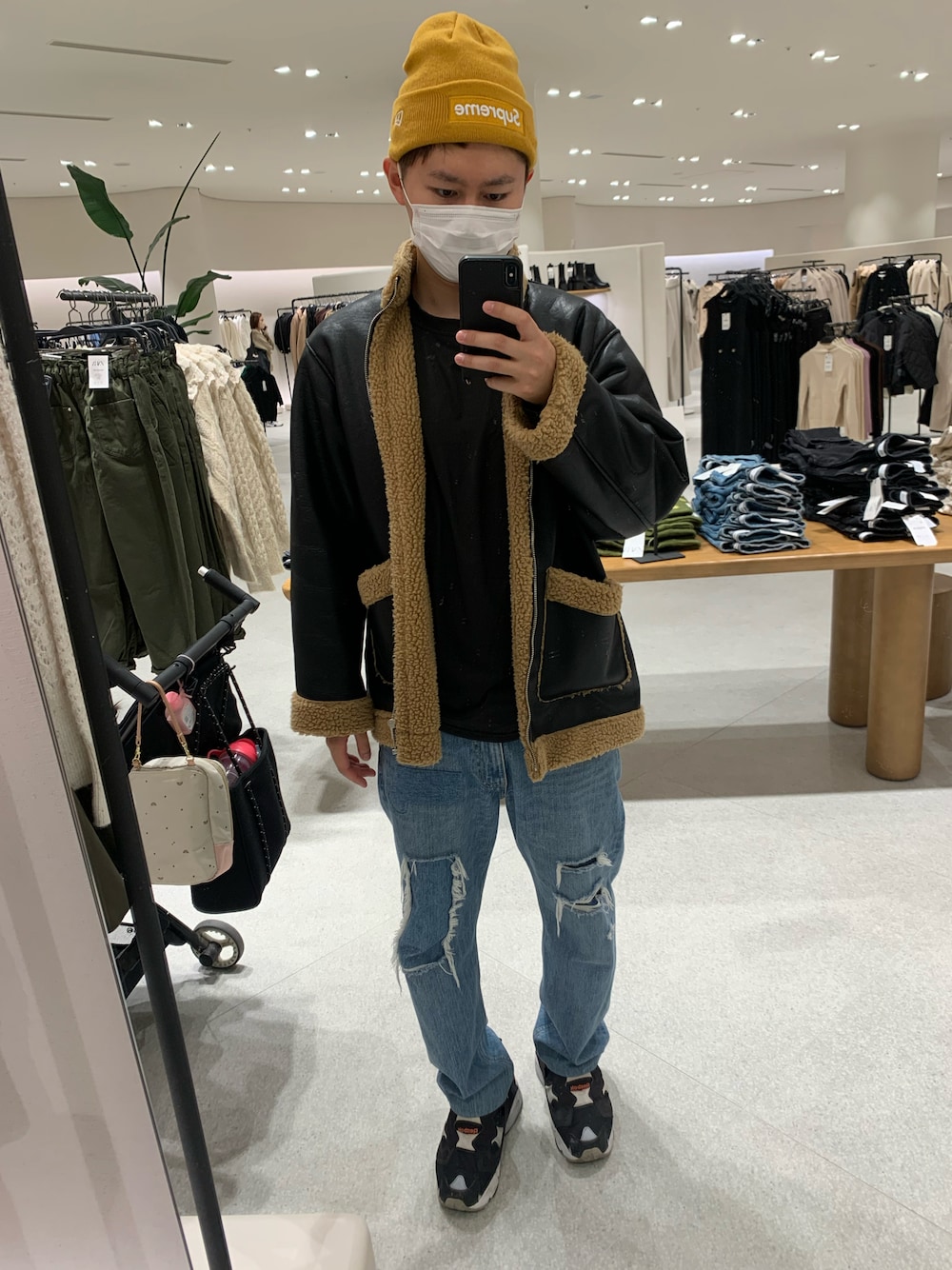 「秋服、シンプルコーデ、オーバーサイズ、カジュアルコーデ、韓国ファッション、秋のコーデ、ストリート、秋服コーデ、ファッション好きと繋がりたい、お洒落さんと繋がりたい、ニットコーデ、ストリートファッション、ジャケットスタイル、supreme、美容師」｜「Supreme のアイテム（ニットキャップ/ビーニー、ベージュ系）」を使った、ゆうさん（メンズ・178cm）の秋コーディネートの1枚目の写真