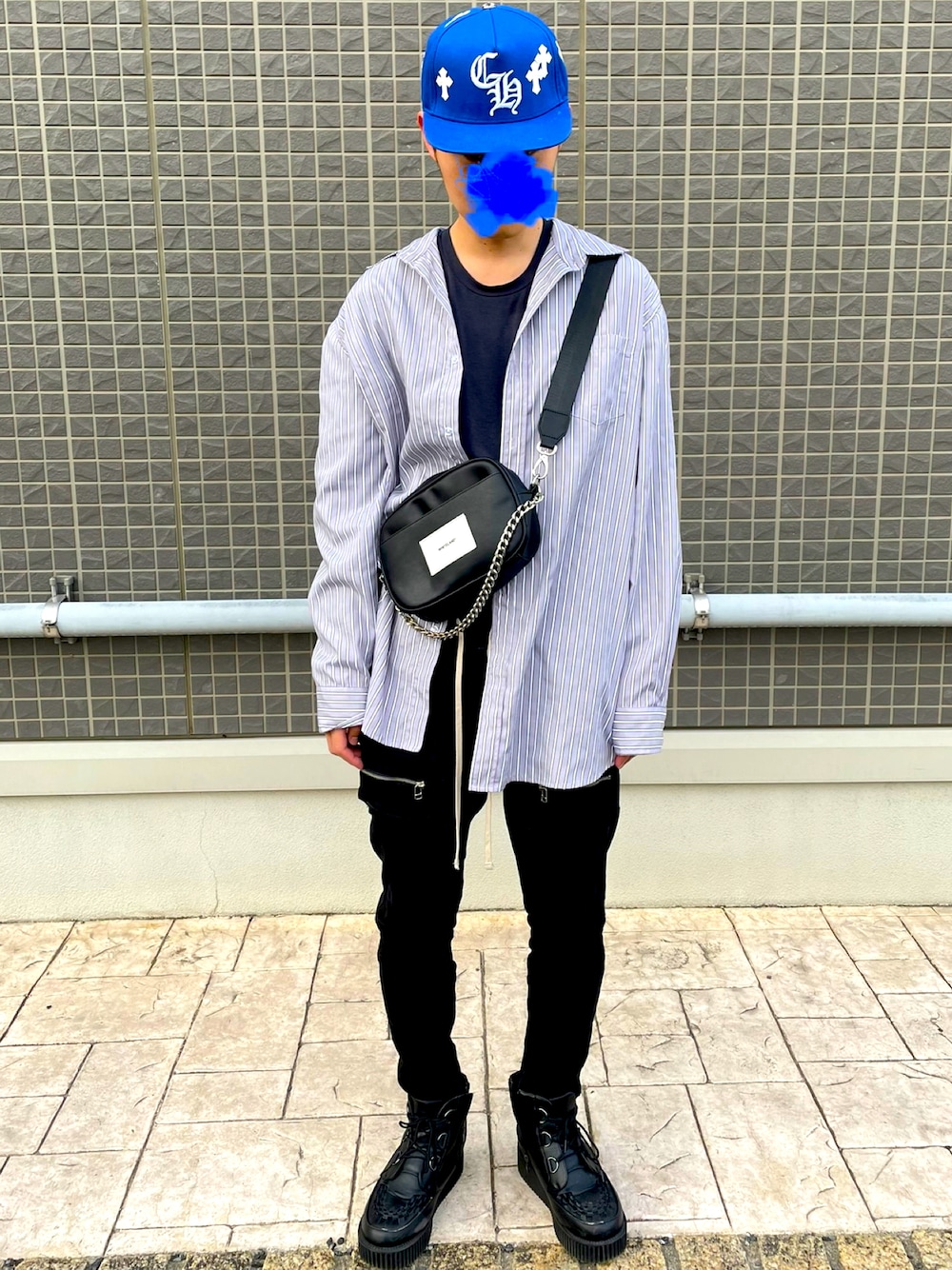「春服、おしゃれさんと繋がりたい、カジュアルコーデ、ストリート、シャツスタイル、スキニーデニム、カーゴパンツ、LHP、Chrome Hearts、ショルダーバッグ、キャップ、ブルー、韓国ファッション、淡色コーデ、ビッグシルエット」｜「WHITELANDの【LAB限定】WHITELAND/ホワイトランド/ショルダーバッグ/NewCameraBag（ショルダーバッグ、ブラック系）」を使った、ゆうさん（メンズ・178cm）の冬コーディネートの1枚目の写真