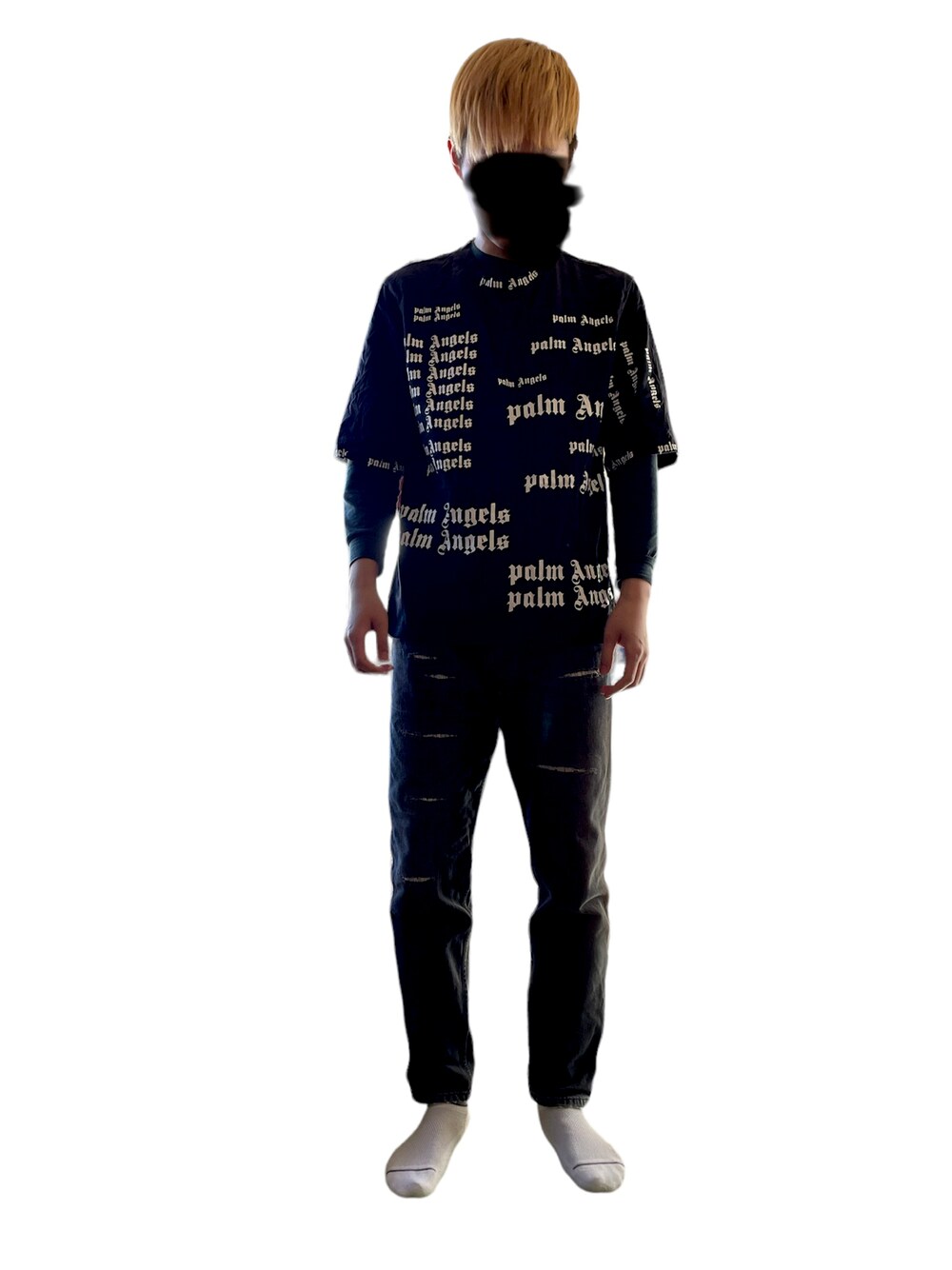 「Tシャツ、ロンT、ブラック、デニム、RED CARD、PALM ANGELS、レイヤードスタイル、ストリート、韓国ファッション、ワイドパンツ、テーパードパンツ、美容師、カジュアル、おしゃれさんと繋がりたい、休日スタイル」｜「Palm Angelsのアイテム（Tシャツ/カットソー、ブラック系）」を使った、ゆうさん（メンズ・178cm）の春コーディネートの1枚目の写真