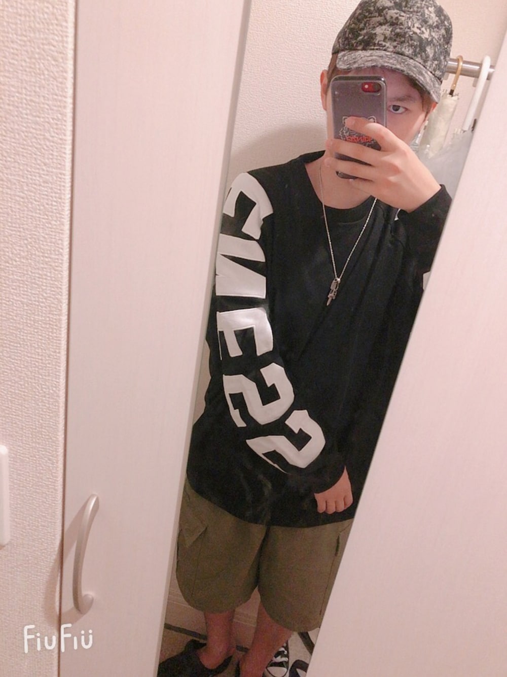「秋のコーデ、シンプル、ootd、ワイドパンツ、ブラックコーデ、おしゃれさんと繋がりたい、ミリタリー、ロンT、黒、ハーフパンツ、美容師、韓国ファッション、AZUL by moussy、rodeo crowns、Diesel」｜「RODEO CROWNS WIDE BOWLのカーゴショートパンツ（カーゴパンツ、グリーン系）」を使った、ゆうさん（メンズ・178cm）の秋コーディネートの1枚目の写真