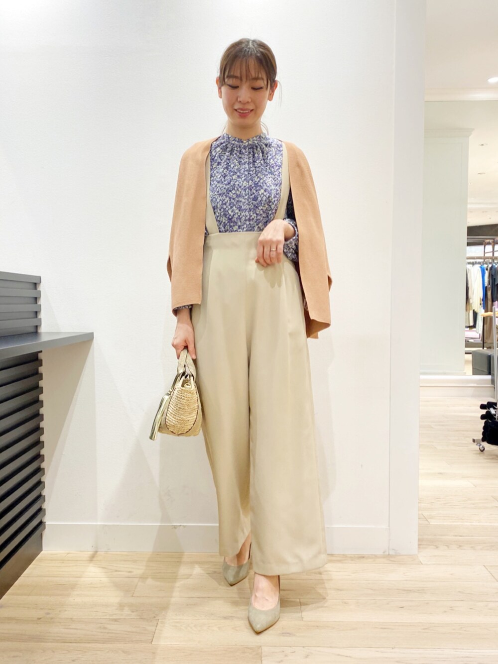 ブルー系のシャツ/ブラウス、ホワイト系のサロペット/オーバーオール、ブラウン系のパンプスを着用したレディースの春コーディネートの1枚目の写真