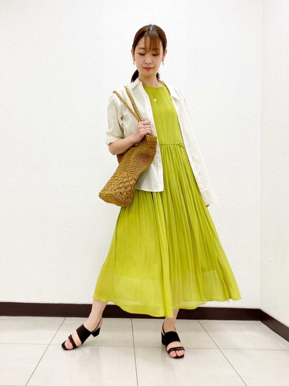 グリーン系のワンピース、ベージュ系のシャツ/ブラウス、ブラウン系のサンダルを着用したレディースの夏コーディネートの1枚目の写真