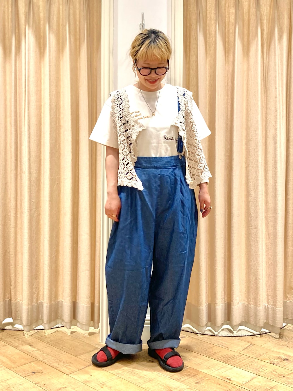ホワイト系のTシャツ/カットソー、ブラウン系のベスト、ブルー系のその他パンツを着用したレディースの夏コーディネートの1枚目の写真