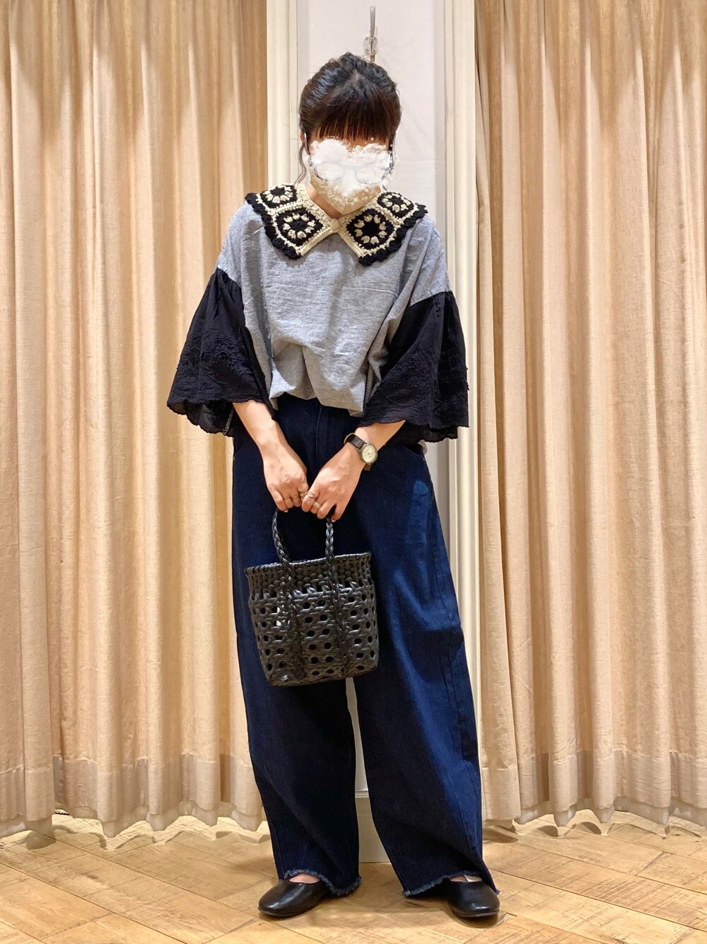 グレー系のシャツ/ブラウス、ブルー系のデニムパンツ、ブラック系のドレスシューズを着用したレディースの夏コーディネートの1枚目の写真