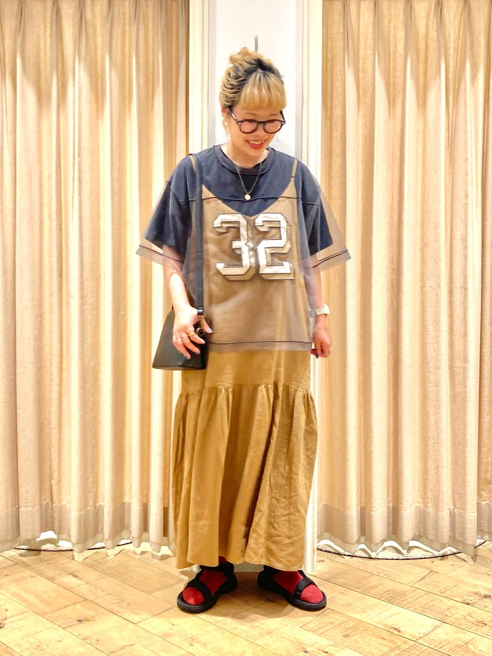 「Samansa Mos2、ティアードワンピース、キャミワンピ、ナンバーTシャツ、シアートップス、カジュアルガーリー、夏コーデ」｜「Samansa Mos2の2枚セットナンバリングシアーTシャツ（Tシャツ/カットソー、グレー系）」を使った、muttyさん（レディース・152cm）の夏コーディネートの1枚目の写真