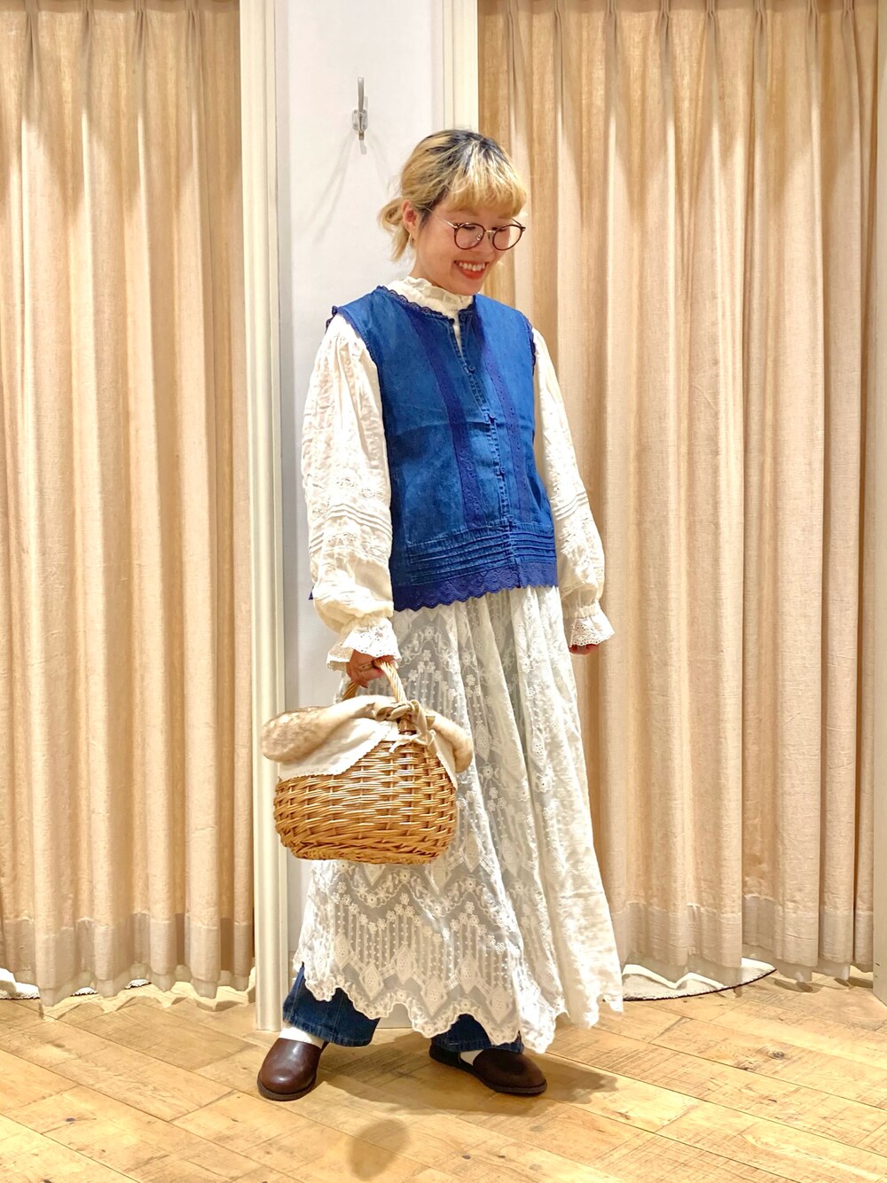 「Samansa Mos2、レースブラウス、レーススカート、ベスト、かごバッグ」｜「Samansa Mos2のフリルスタンドカラーレースブラウス（シャツ/ブラウス、ホワイト系）」を使った、muttyさん（レディース・152cm）の秋コーディネートの1枚目の写真