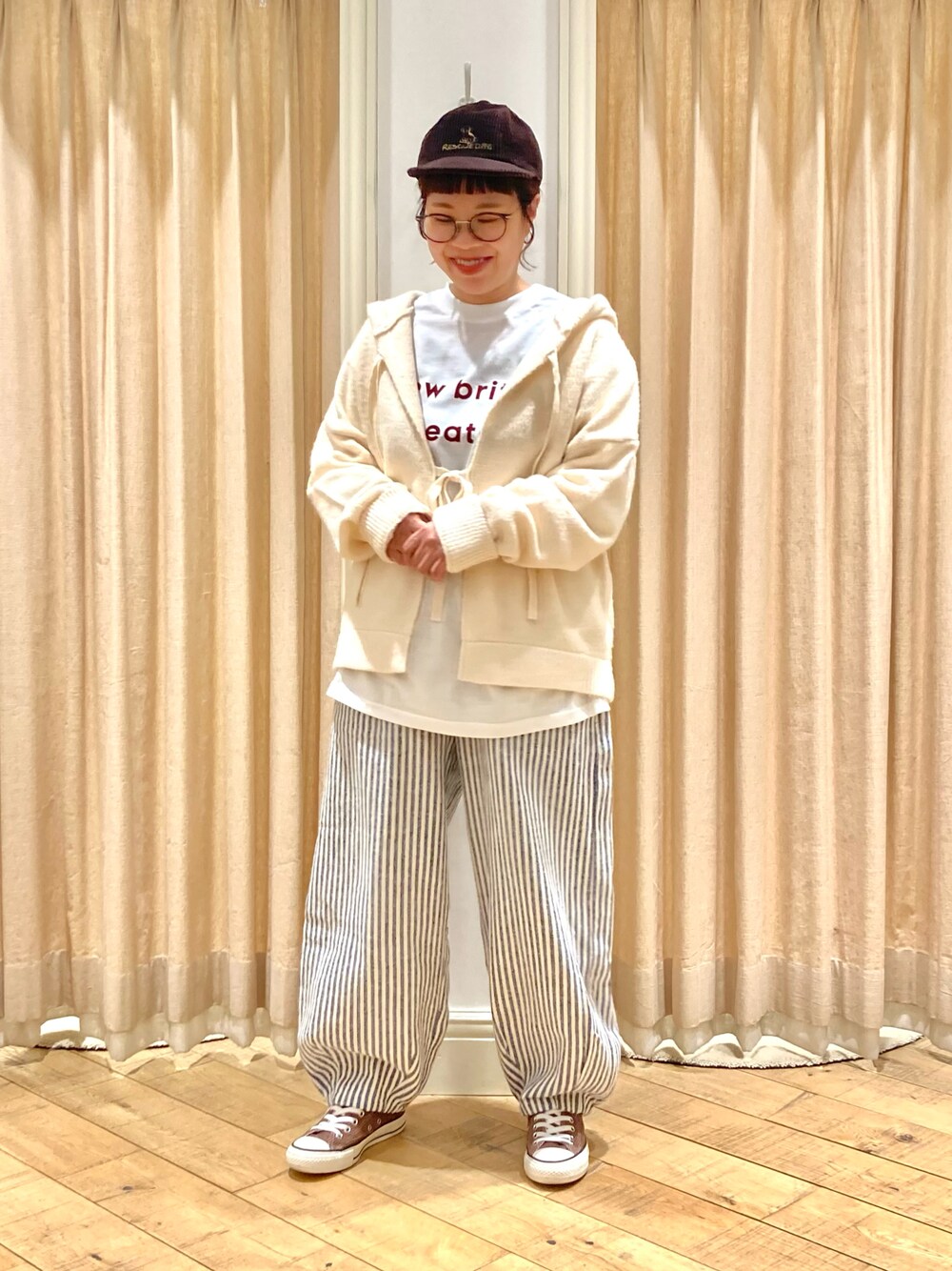「Samansa Mos2、ニットパーカー、ストライプパンツ、ロゴT」｜「Samansa Mos2の【M/Lサイズ】ツイル裾ダーツパンツ（その他パンツ、ブルー系）」を使った、muttyさん（レディース・152cm）の冬コーディネートの1枚目の写真