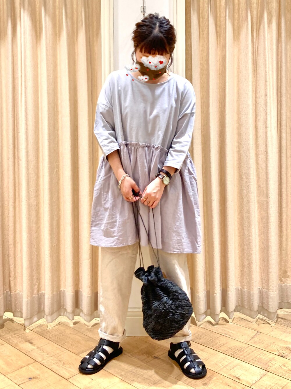 グレー系のTシャツ/カットソー、ホワイト系のTシャツ/カットソー、ホワイト系のその他パンツを着用したレディースの春コーディネートの1枚目の写真