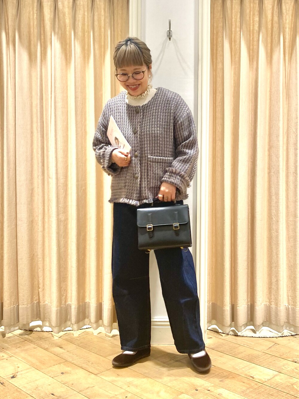 「Samansa Mos2、ノーカラージャケット、デニムパンツ、サッチェルバッグ、ストラップシューズ、フリルニット」｜「Samansa Mos2の【マシンウォッシャブル】ニットリブフリルタートルネック（ニット/セーター、ホワイト系）」を使った、muttyさん（レディース・152cm）の冬コーディネートの1枚目の写真