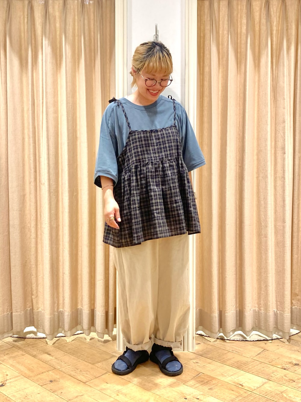 「Samansa Mos2、キャミビスチェ、ビスチェ、ピグメント、くすみブルー」｜「Samansa Mos2のピグメント加工ゆるスウェット（Tシャツ/カットソー、グリーン系）」を使った、muttyさん（レディース・152cm）の秋コーディネートの1枚目の写真