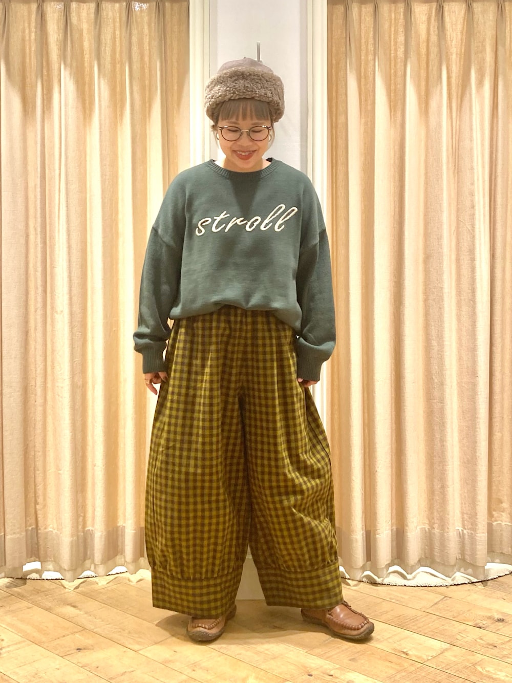 「Samansa Mos2、ロゴニット、ワイドパンツ、ギンガムチェック」｜「Samansa Mos2のロゴ刺繍ニット（ニット/セーター、グリーン系）」を使った、muttyさん（レディース・152cm）の冬コーディネートの1枚目の写真