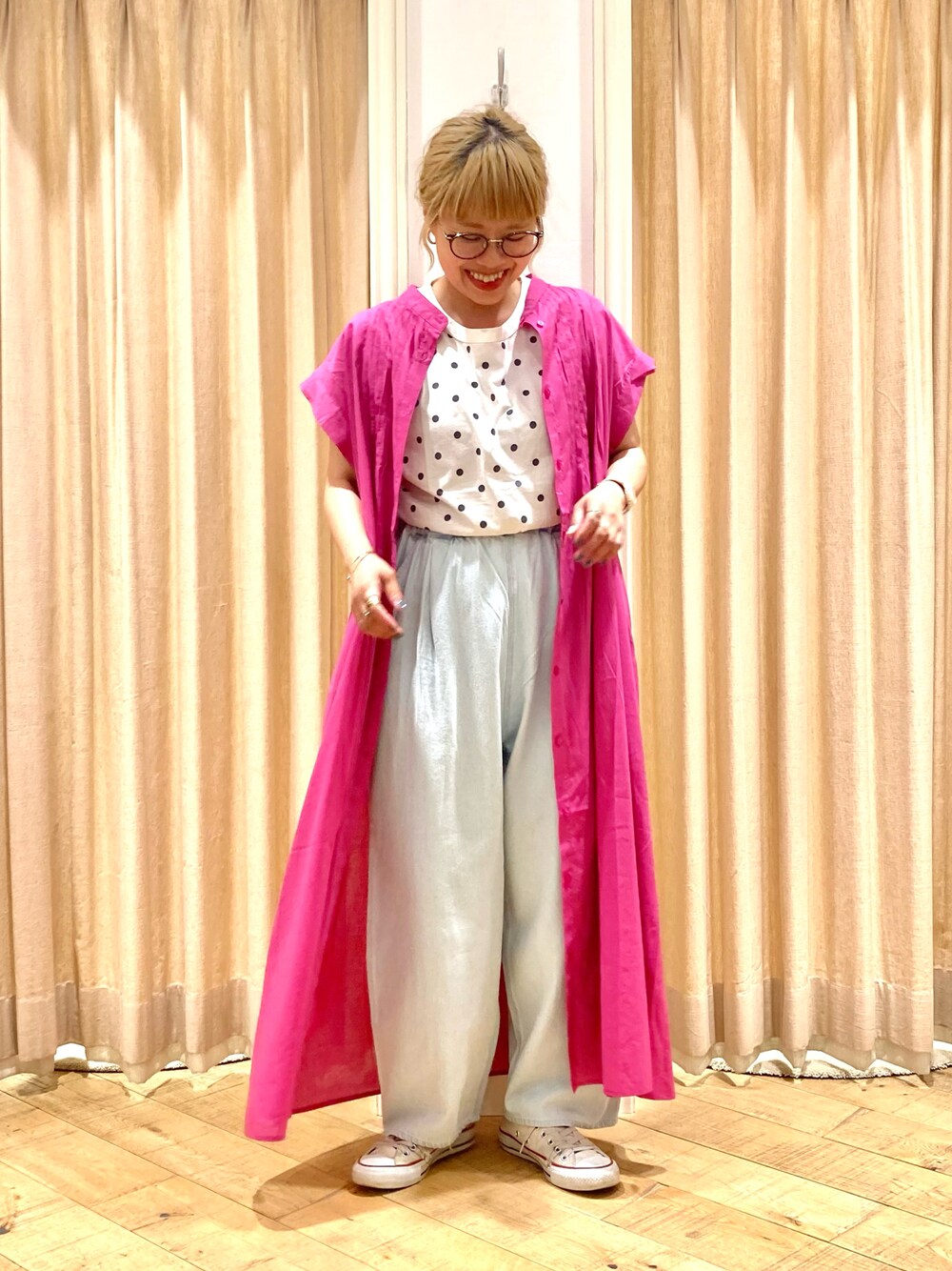 ピンク系のワンピース、ホワイト系のTシャツ/カットソー、ブルー系のその他パンツを着用したレディースの夏コーディネートの1枚目の写真