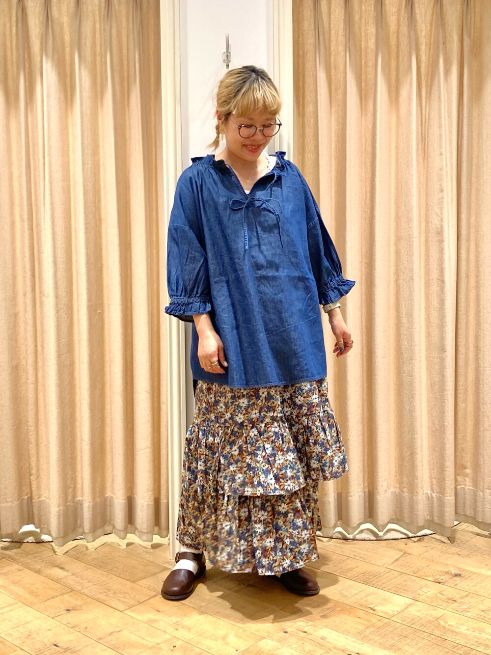 ブルー系のシャツ/ブラウス、ブルー系のスカート、ホワイト系のタンクトップを着用したレディースの夏コーディネートの1枚目の写真