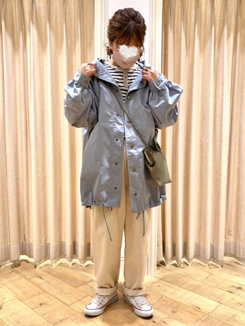 「コンバース、マウンテンパーカー、シンプル、ナチュラル、コーデュロイパンツ、ボーダートップス、パンツスタイル、サックスブルー、ラクチンコーデ、Samansa Mos2」｜「Samansa Mos2のミドル丈マウンテンパーカー（マウンテンパーカー、ブルー系）」を使った、muttyさん（レディース・151cm）の秋コーディネートの1枚目の写真