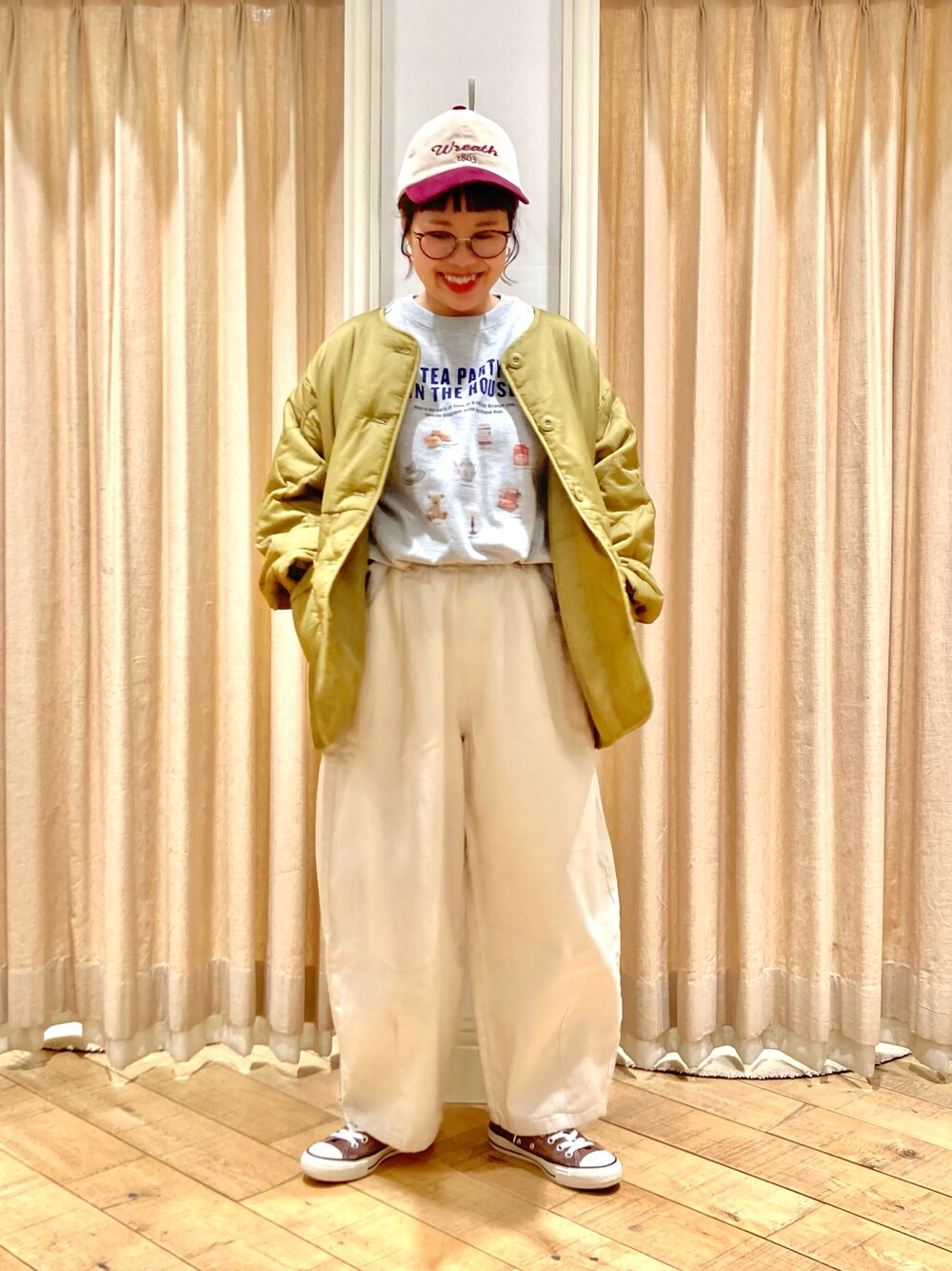「Samansa Mos2、キルティングジャケット、プリントT、白パンツ、キャップ」｜「Samansa Mos2の柄アソートロングTシャツ（Tシャツ/カットソー、グレー系）」を使った、muttyさん（レディース・152cm）の春コーディネートの1枚目の写真