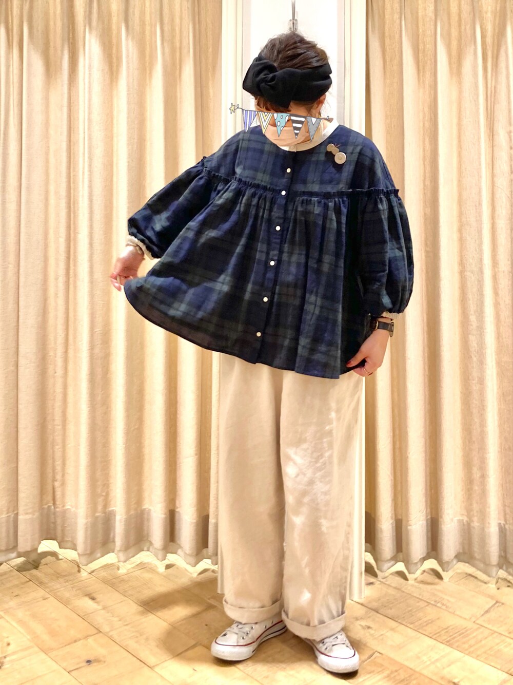 ブルー系のシャツ/ブラウス、ホワイト系のその他パンツ、ホワイト系のスニーカーを着用したレディースの夏コーディネートの1枚目の写真