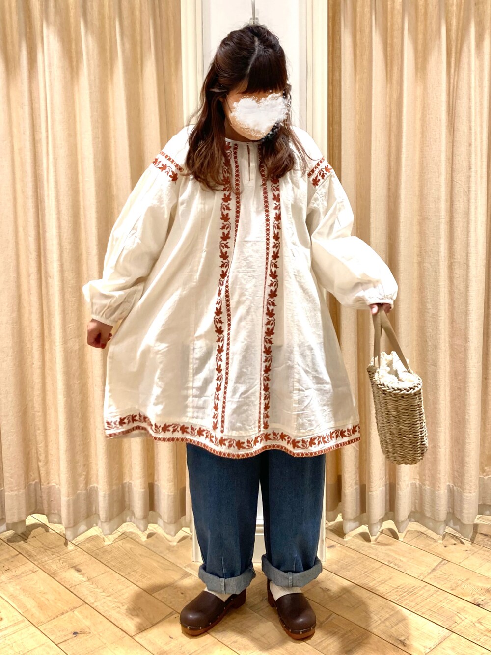 「Samansa Mos2、SM2、サマンサ モスモス(Samansa Mos2)、刺繍、デニムパンツ、サボサンダル、かごバッグ、チュニック」｜「Samansa Mos2のクロス刺繍チュニック（チュニック、ホワイト系）」を使った、muttyさん（レディース・151cm）の春コーディネートの1枚目の写真