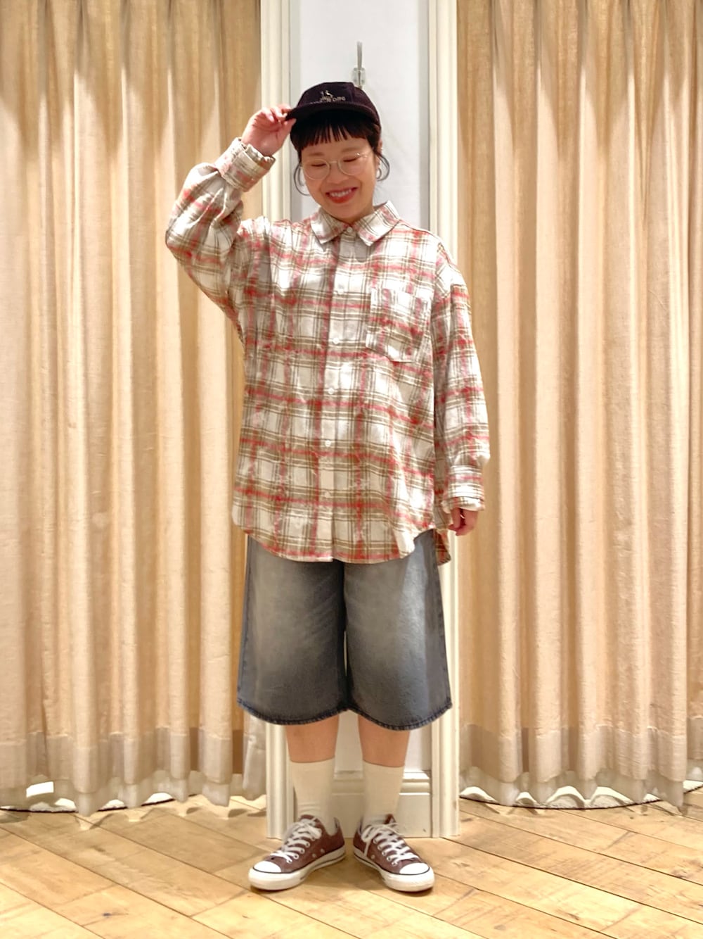 「ehka sopo、チェックシャツ、ハーフパンツ、デニムパンツ、ハーフデニム、キャップ」｜「ehka sopoのチェックオーバーサイズシャツ（シャツ/ブラウス、ベージュ系）」を使った、muttyさん（レディース・152cm）の春コーディネートの1枚目の写真