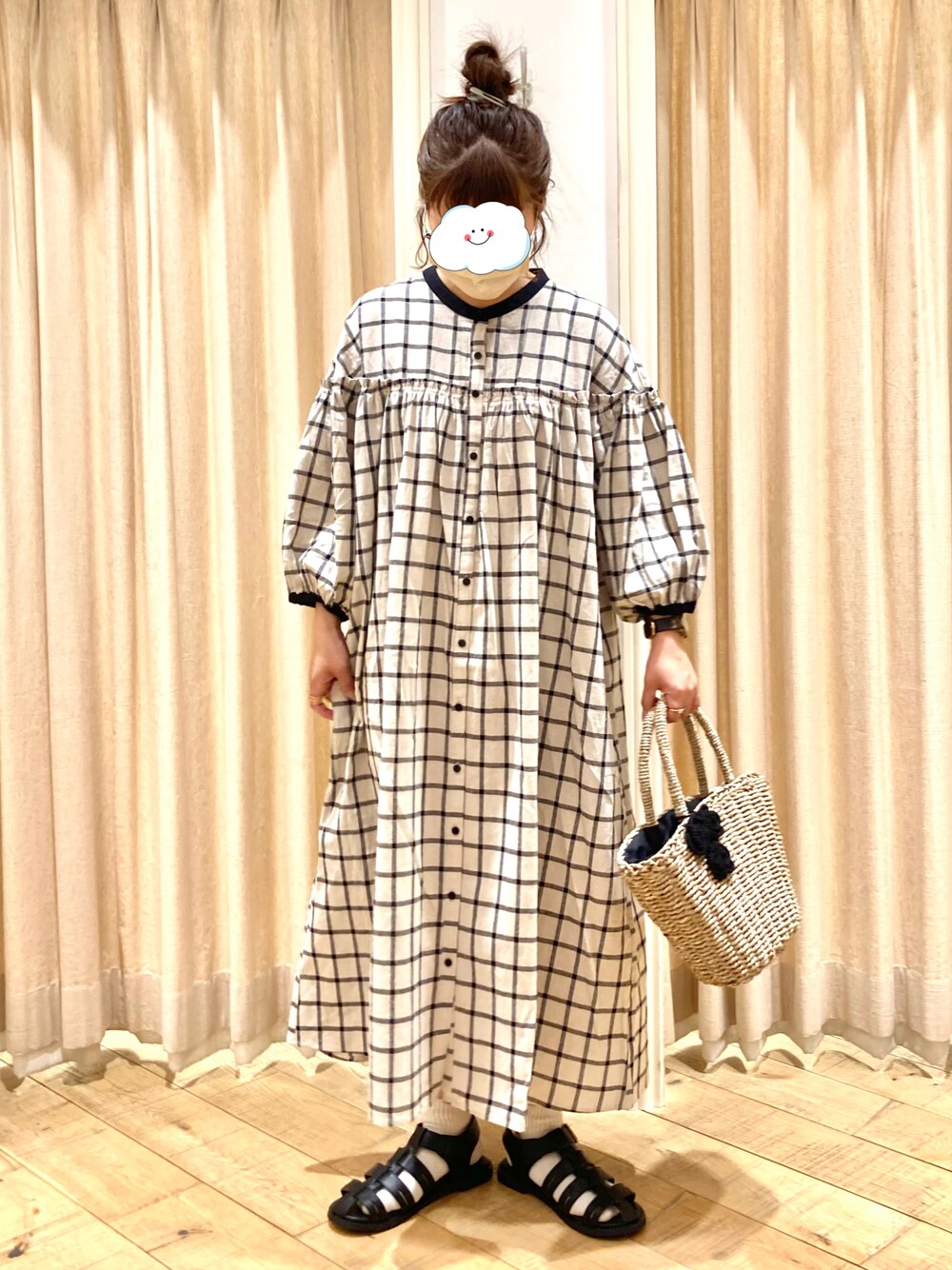 「Samansa Mos2、SM2、ワンピース、チエック、クレリック、かごバッグ、グルカサンダル、おだんごヘアー、ブラック」｜「Samansa Mos2の配色ギャザーワンピース（ワンピース、ベージュ系）」を使った、muttyさん（レディース・151cm）の夏コーディネートの1枚目の写真