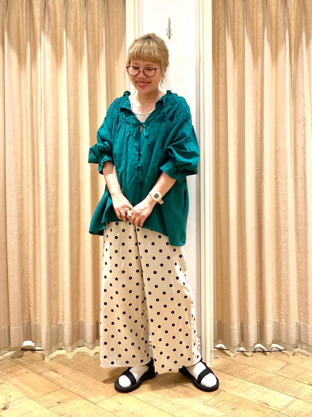 グリーン系のシャツ/ブラウス、ベージュ系のその他パンツ、ホワイト系のタンクトップを着用したレディースの夏コーディネートの1枚目の写真