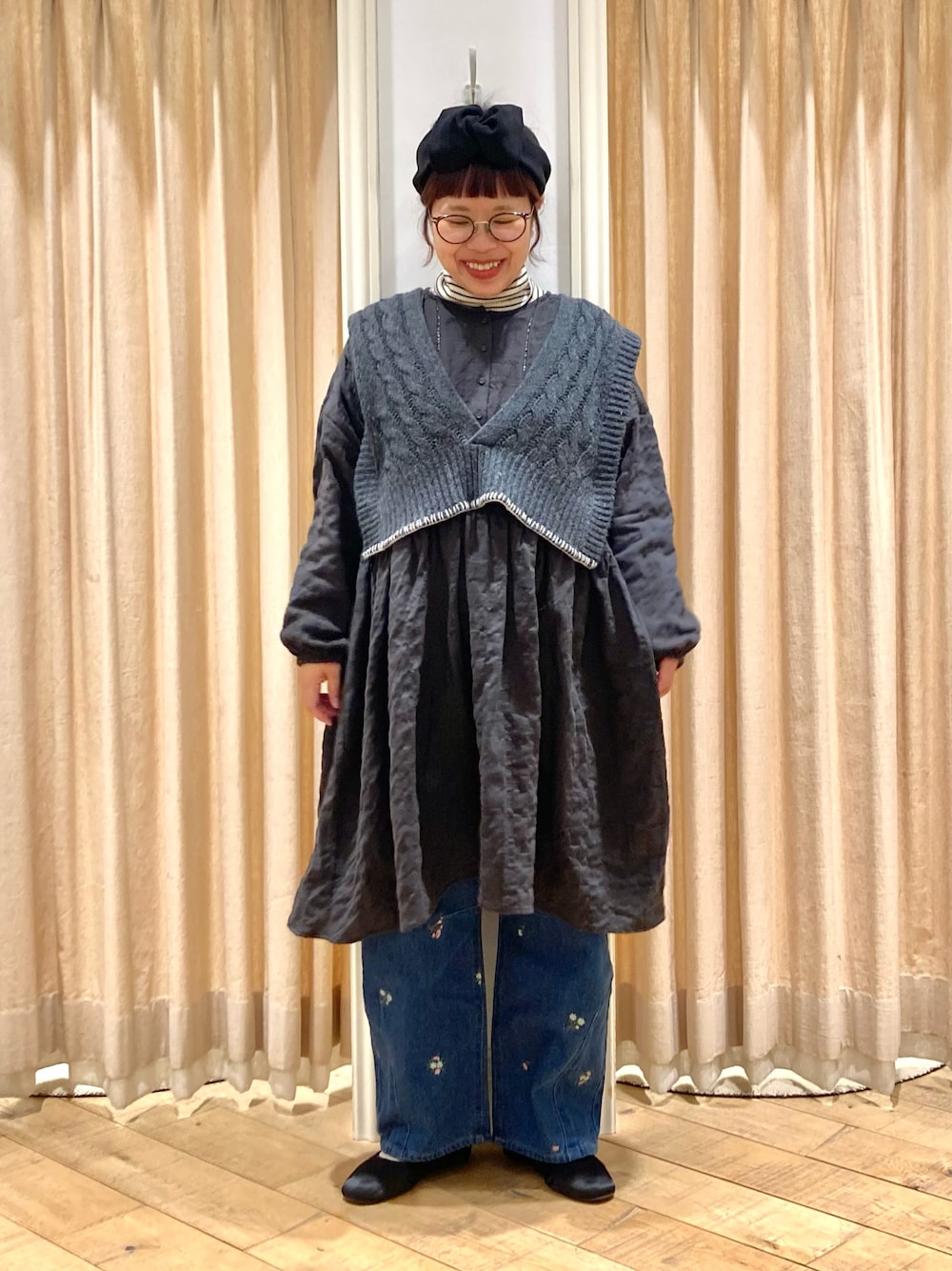 「Samansa Mos2、チュニック、チャコールグレー、刺繍デニム、ニットベスト」｜「Samansa Mos2の◎ふんわりチュニック（チュニック、グレー系）」を使った、muttyさん（レディース・152cm）の冬コーディネートの1枚目の写真