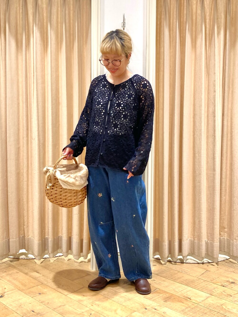 ブラック系のカーディガン/ボレロ、ブルー系のその他パンツ、ベージュ系のバッグを着用したレディースの秋コーディネートの1枚目の写真