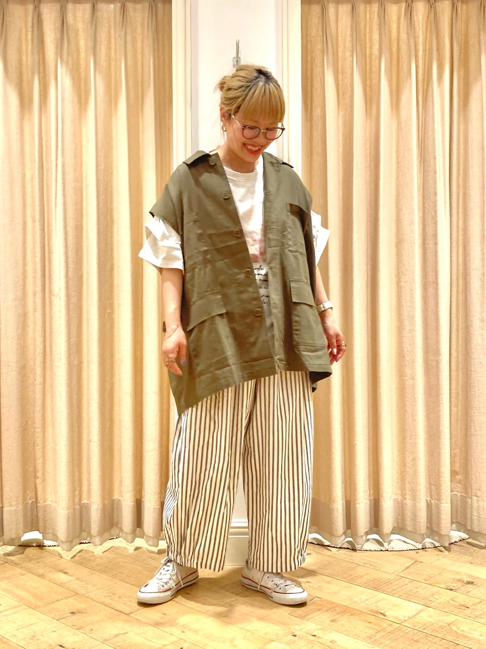 グレー系のTシャツ/カットソー、グリーン系のベスト、グレー系のその他パンツを着用したレディースの夏コーディネートの1枚目の写真