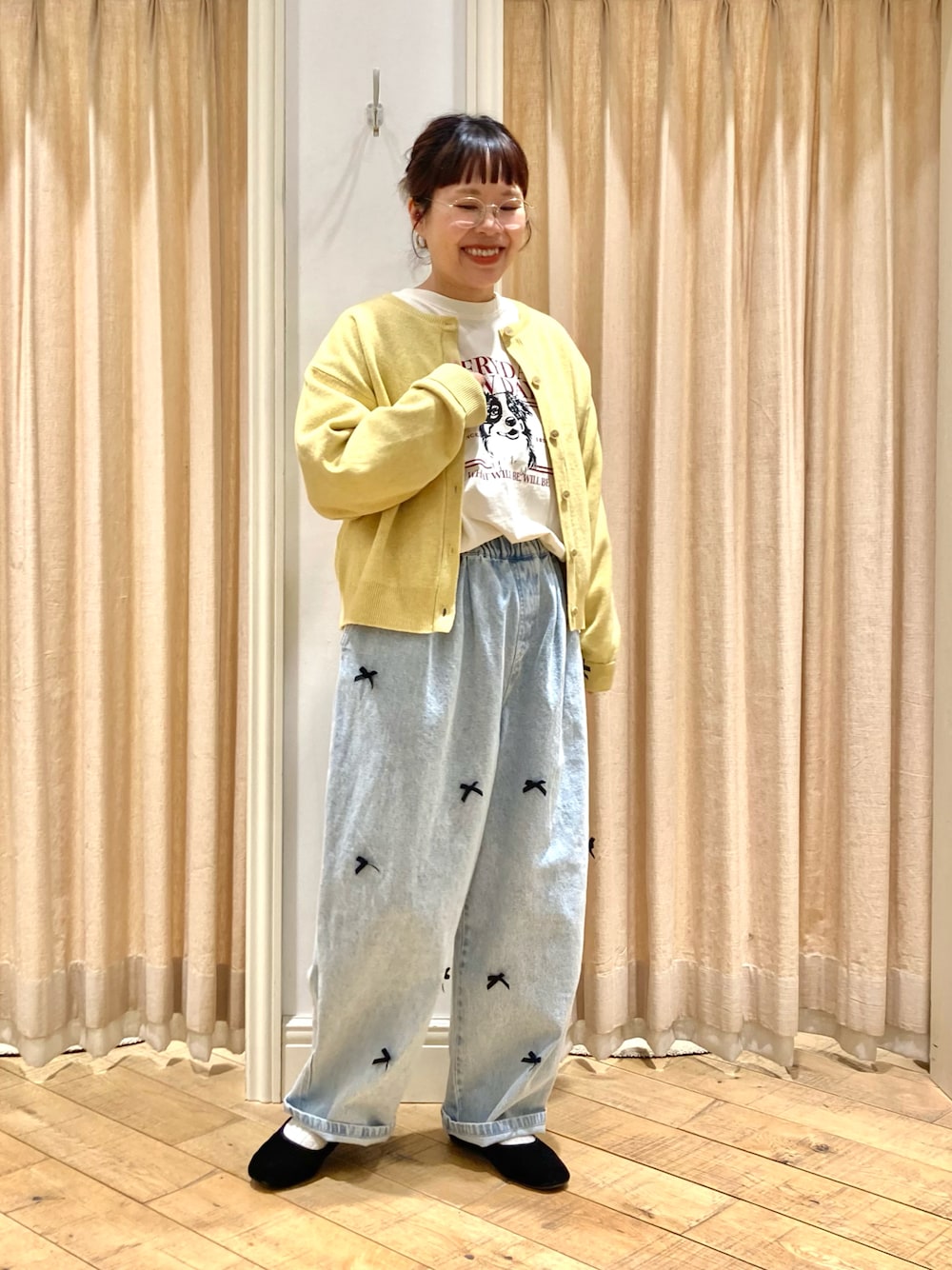 「Samansa Mos2、カーディガン、プリントT、リボンパンツ、リボン、デニムパンツ、カジュアル」｜「Samansa Mos2の裏地付ジャカードニットカーディガン（カーディガン/ボレロ、イエロー系）」を使った、muttyさん（レディース・152cm）の冬コーディネートの1枚目の写真