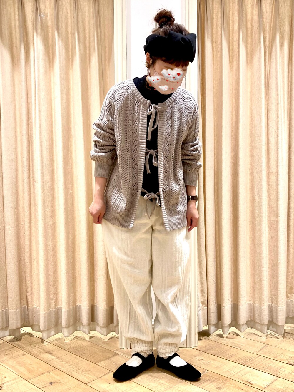 ブラック系のTシャツ/カットソー、ベージュ系のニット/セーター、ホワイト系のその他パンツを着用したレディースの冬コーディネートの1枚目の写真