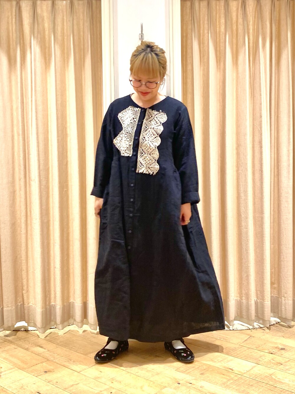 ブラック系のワンピース、ブラック系のドレスシューズを着用したレディースの夏コーディネートの1枚目の写真