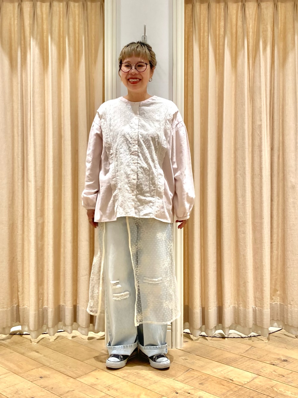 「Samansa Mos2、レースブラウス、クラッシュデニム、デニムパンツ、ラップスカート、巻きスカート」｜「Samansa Mos2のレース切替ブラウス（シャツ/ブラウス、ピンク系）」を使った、muttyさん（レディース・152cm）の冬コーディネートの1枚目の写真
