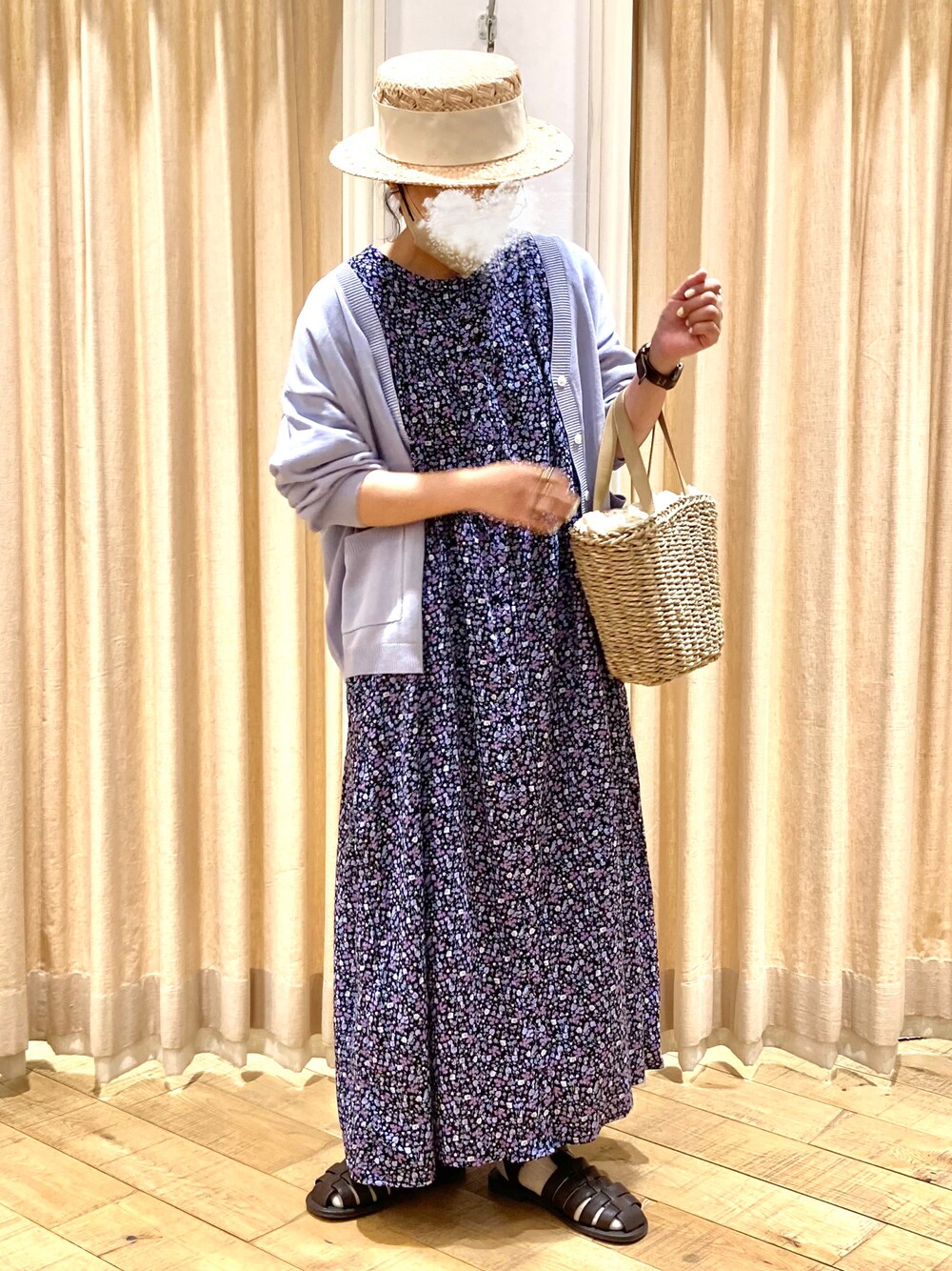 パープル系のワンピース、パープル系のカーディガン/ボレロ、ベージュ系のハンドバッグを着用したレディースの夏コーディネートの1枚目の写真