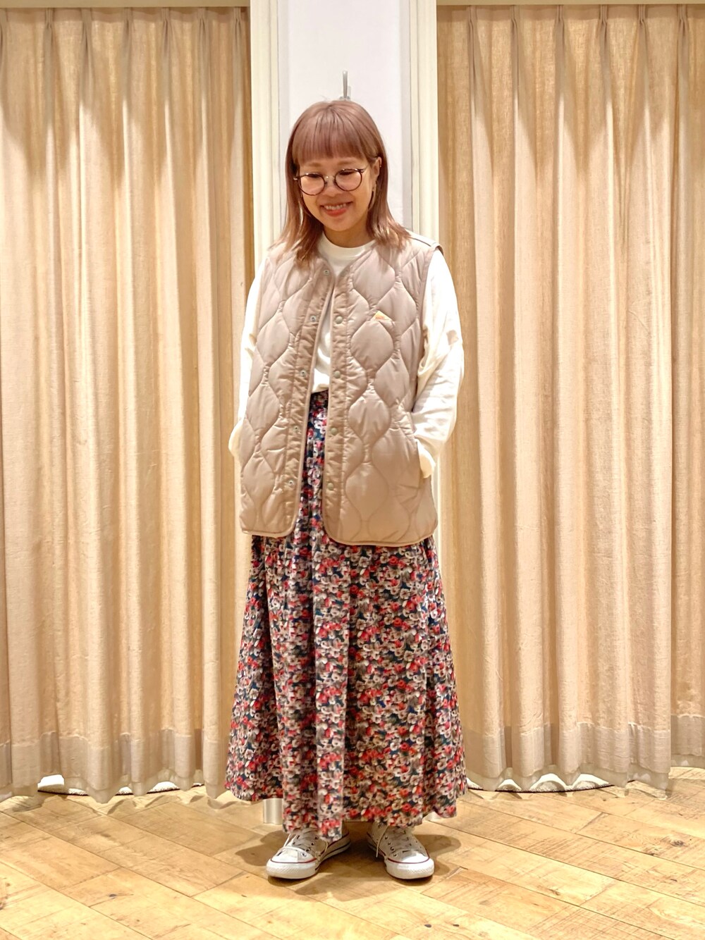 「Samansa Mos2、keltyコラボ、ロゴスウェット、ベスト、小花柄スカート、小花柄」｜「Samansa Mos2の【KELTY×Samansa Mos2】キルティングベスト（ベスト、ベージュ系）」を使った、muttyさん（レディース・152cm）の秋コーディネートの1枚目の写真