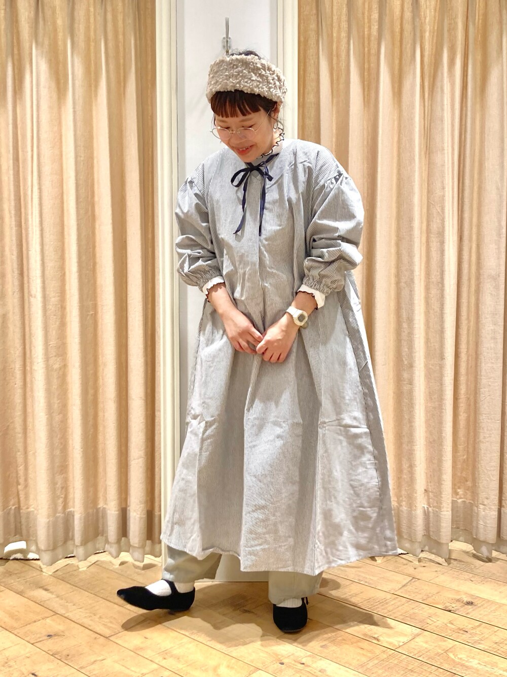 「Samansa Mos2、ワンピース、ストライプ、メロートップス、ツイルパンツ、ナチュラル」｜「Samansa Mos2の配色メローリブハイネックインナー（Tシャツ/カットソー、ホワイト系）」を使った、muttyさん（レディース・152cm）の冬コーディネートの1枚目の写真