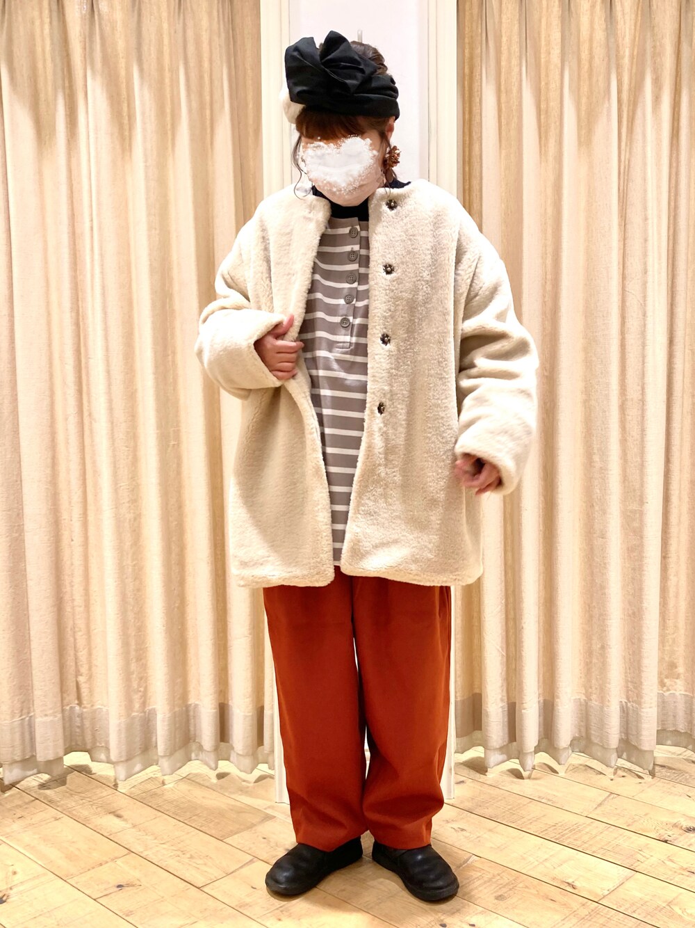 「Samansa Mos2、SM2、カラーパンツ、ボーダー、ボーダートップス、ジャケット、ヘアバンド、ターバン、パンツスタイル、オーロラシューズ」｜「Samansa Mos2の前後着天竺ボーダーTシャツ（Tシャツ/カットソー、ベージュ系）」を使った、muttyさん（レディース・151cm）の冬コーディネートの1枚目の写真