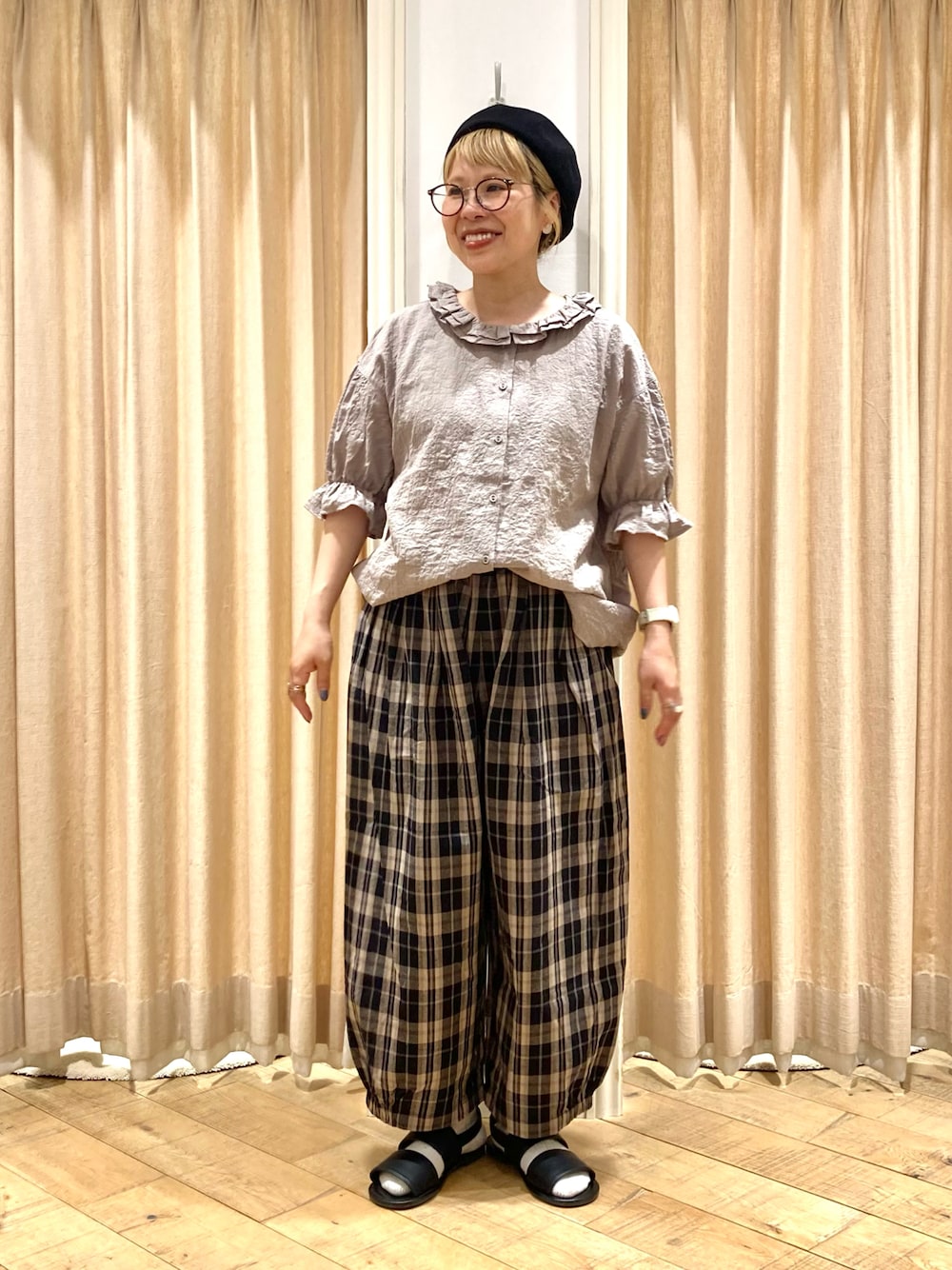 「Samansa Mos2、サマンサ モスモス(Samansa Mos2)、バルーンパンツ、フリルネック、フリルブラウス、ナチュラルガーリー、ベレー帽」｜「Samansa Mos2のフリル2枚重ね襟ブラウス（シャツ/ブラウス、ベージュ系）」を使った、muttyさん（レディース・152cm）の夏コーディネートの1枚目の写真