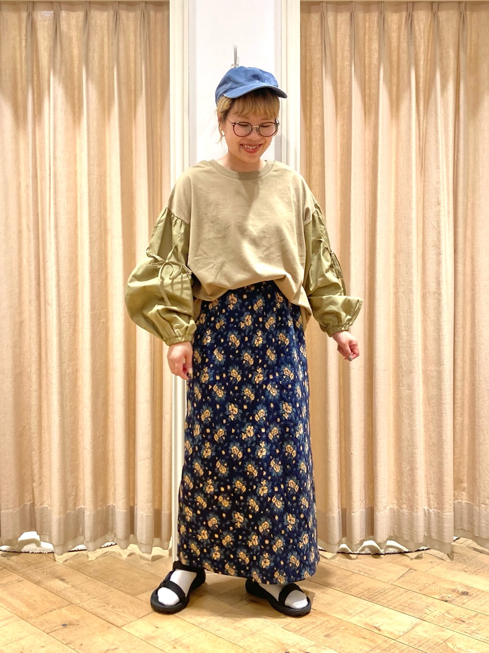 グリーン系のTシャツ/カットソー、ブルー系のスカートを着用したレディースの秋コーディネートの1枚目の写真