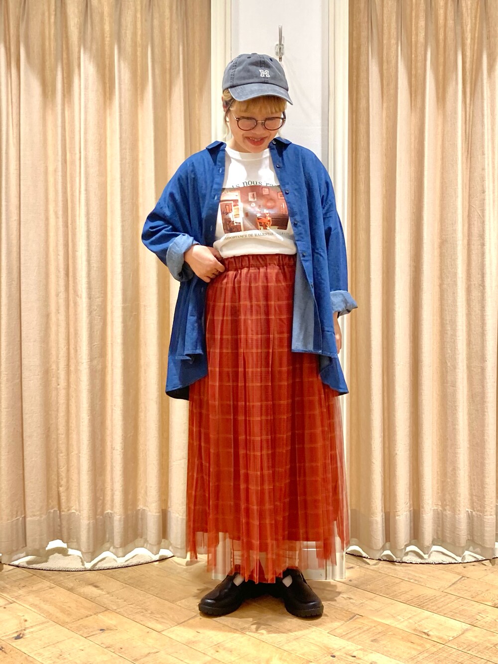 「Samansa Mos2、デニムシャツ、転写プリント、プリントT、チュールスカート、キャップ」｜「Samansa Mos2の【UV CUT】柄アソートシャツ（シャツ/ブラウス、ブルー系）」を使った、muttyさん（レディース・152cm）の秋コーディネートの1枚目の写真