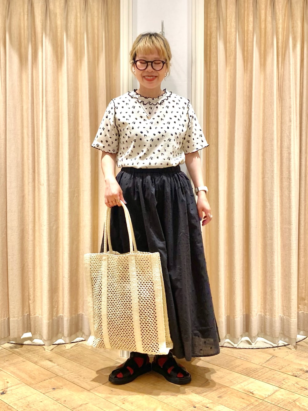 「Samansa Mos2、メロートップス、花柄、花柄トップス、スカート、モノトーンコーデ、グルカサンダル、ナチュラルガーリー」｜「Samansa Mos2のアイテム（トップス、ホワイト系）」を使った、muttyさん（レディース・152cm）の夏コーディネートの1枚目の写真