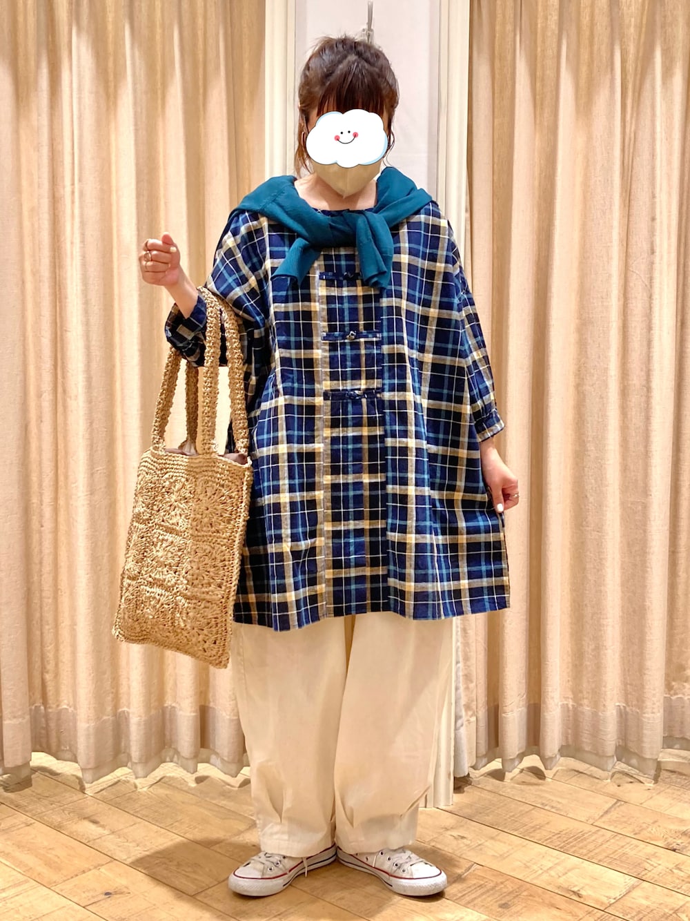 ブルー系のシャツ/ブラウス、ホワイト系のその他パンツ、ベージュ系のハンドバッグを着用したレディースの春コーディネートの1枚目の写真