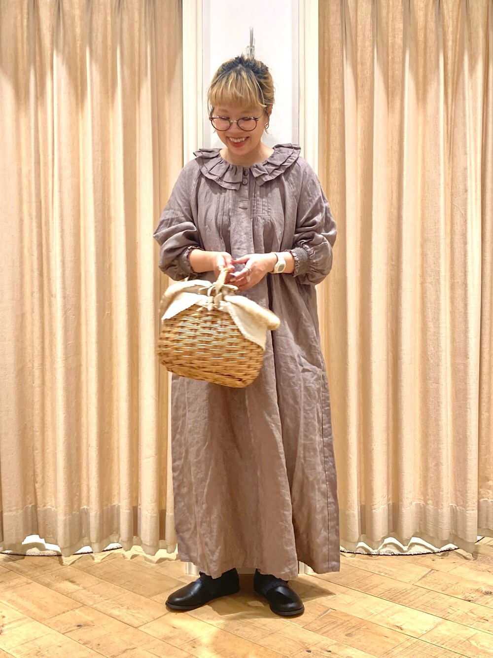 「TSUHARU by Samansa Mos2、ワンピース、リネン、フリル襟、レースアップブーツ、ナチュラル」｜「TSUHARU by Samansa Mos2のアイテム（ワンピース/ドレス、ブラウン系）」を使った、muttyさん（レディース・152cm）の秋コーディネートの1枚目の写真