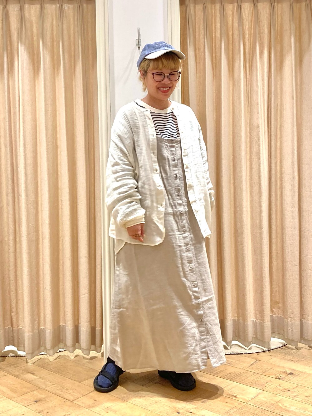 ホワイト系のシャツ/ブラウス、ホワイト系のTシャツ/カットソー、ベージュ系のワンピースを着用したレディースの秋コーディネートの1枚目の写真