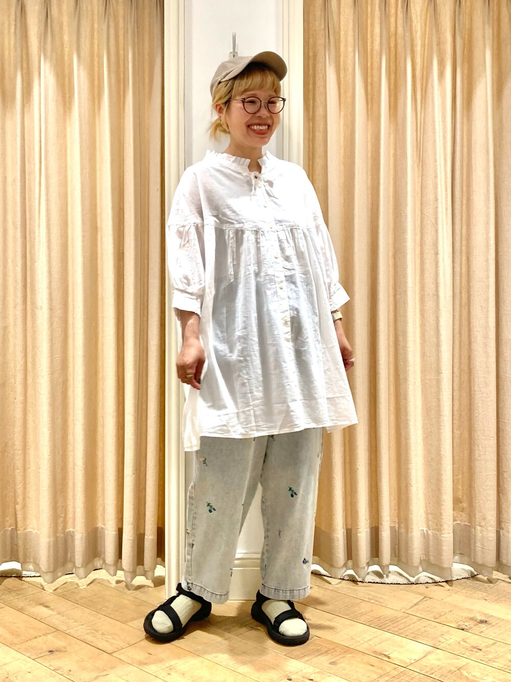 ホワイト系のシャツ/ブラウス、ブルー系のその他パンツを着用したレディースの夏コーディネートの1枚目の写真