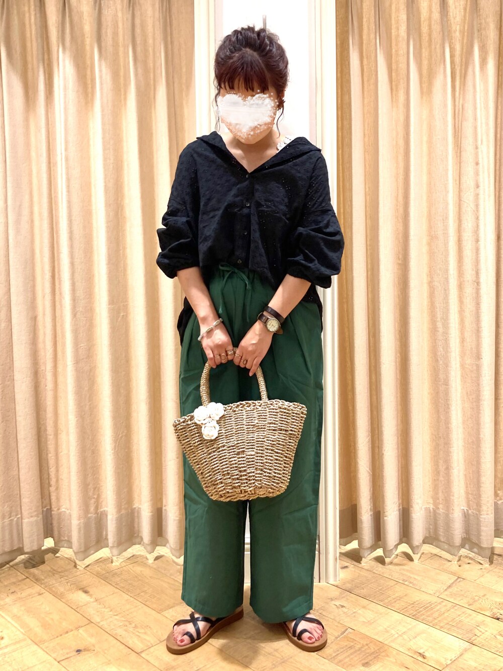 ベージュ系のTシャツ/カットソー、ブラック系のシャツ/ブラウス、グリーン系のその他パンツを着用したレディースの夏コーディネートの1枚目の写真