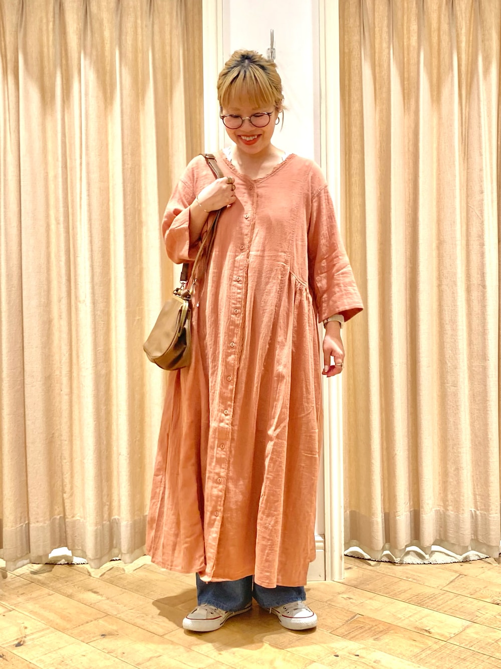 オレンジ系のワンピース/ドレス、ホワイト系のタンクトップ、ブルー系のその他パンツを着用したレディースの夏コーディネートの1枚目の写真