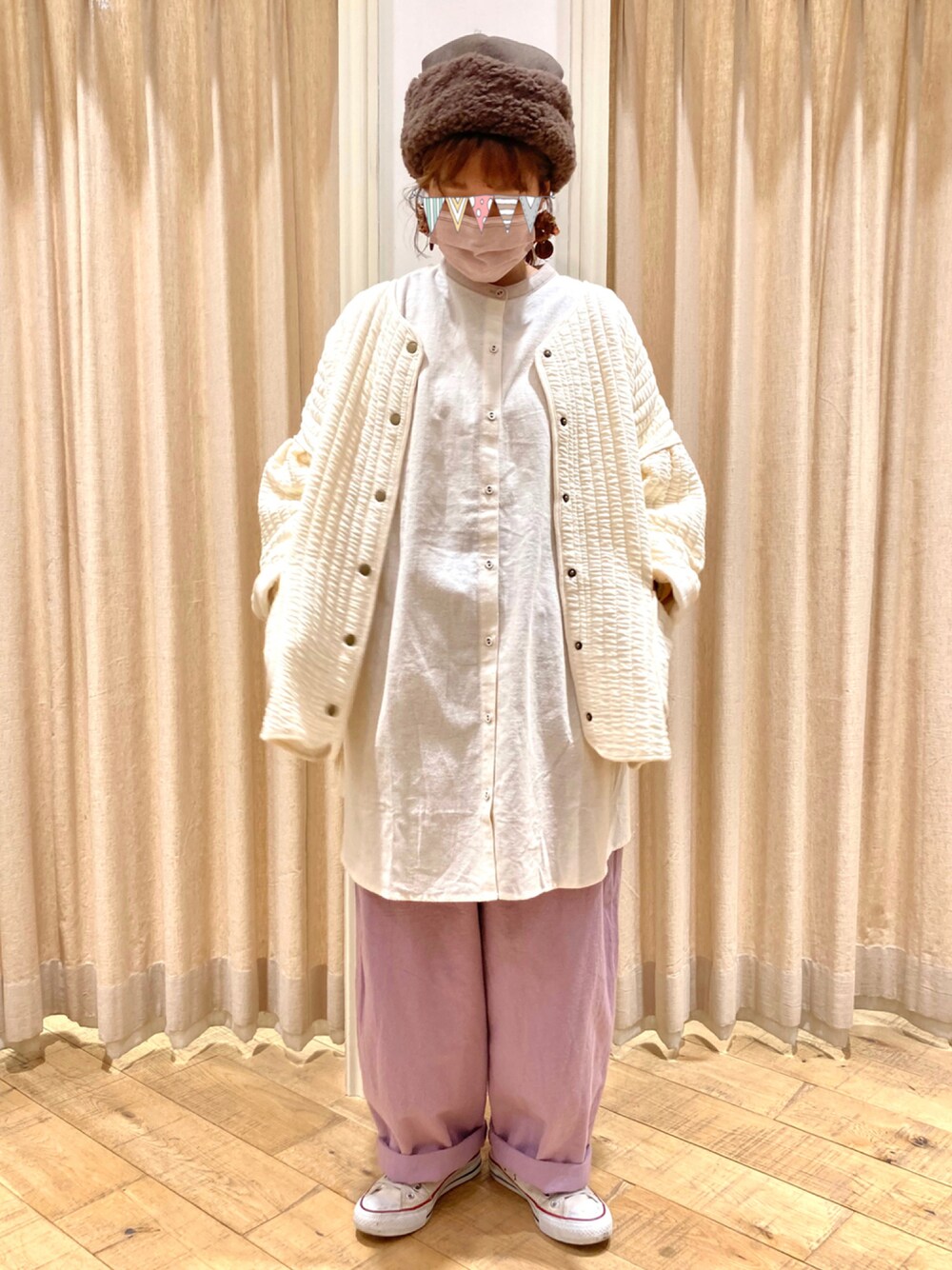 「コンバース、カラーパンツ、SM2、ラベンダー、クレリックシャツ、ゆったりコーデ、淡色コーデ、Samansa Mos2、ボアハット、キルトジャケット」｜「Samansa Mos2のメルトンボアコンビワッチ（キャップ、ブラウン系）」を使った、muttyさん（レディース・151cm）の秋コーディネートの1枚目の写真