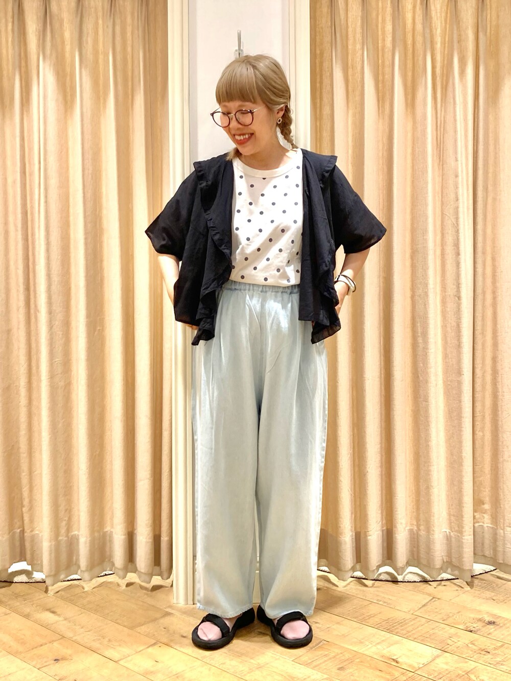 ホワイト系のTシャツ/カットソー、ブラック系のシャツ/ブラウス、ブルー系のその他パンツを着用したレディースの夏コーディネートの1枚目の写真