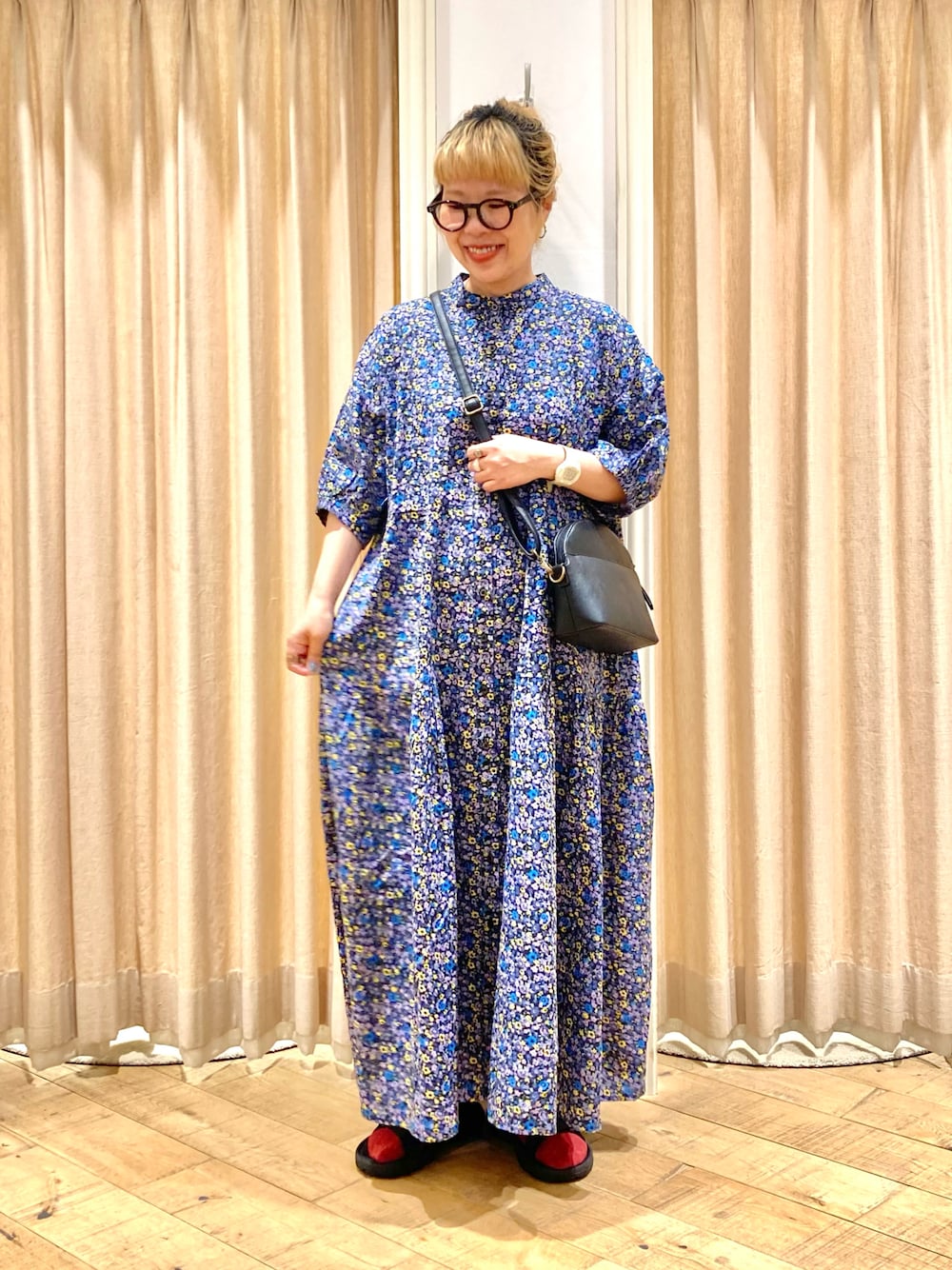 「Samansa Mos2、ティアードワンピース、小花柄、小花柄ワンピース、ナチュラルガーリー、ナチュラル、楽チンコーデ、大人ガーリー」｜「Samansa Mos2の【接触冷感】柄アソートティアードワンピース（ワンピース、グレー系）」を使った、muttyさん（レディース・152cm）の夏コーディネートの1枚目の写真