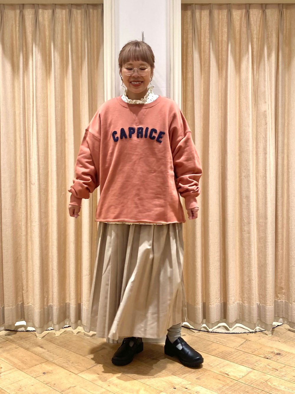 ピンク系のTシャツ/カットソー、ホワイト系のシャツ/ブラウス、ブラウン系のスカートを着用したレディースの秋コーディネートの1枚目の写真