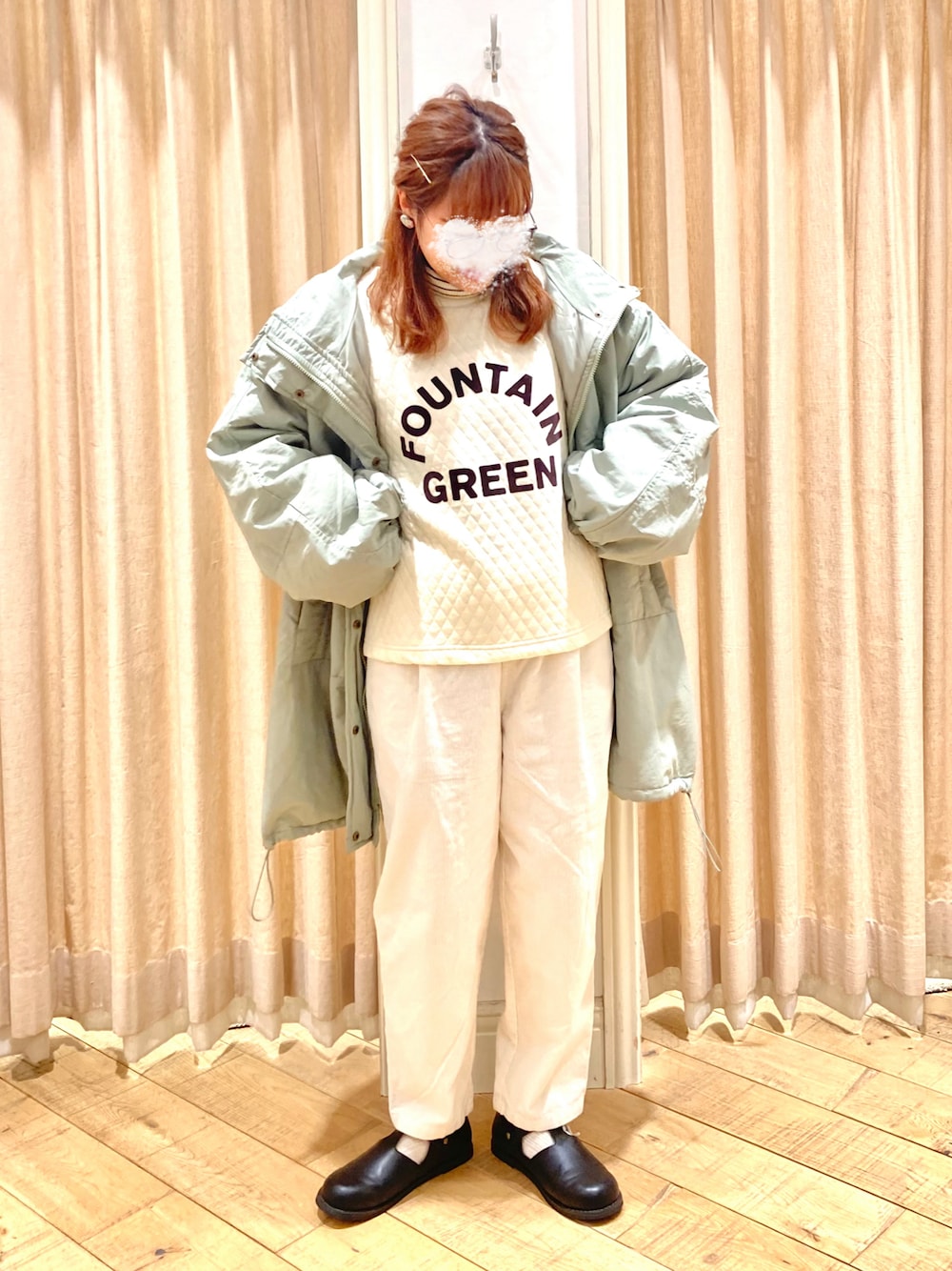 グリーン系のその他アウター、ホワイト系のTシャツ/カットソー、ホワイト系のその他パンツを着用したレディースの冬コーディネートの1枚目の写真